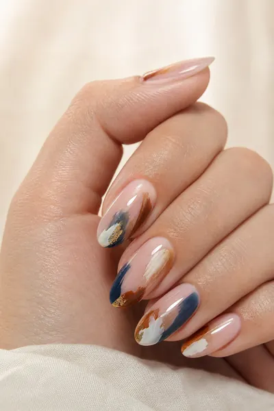 Beispiel-Hand mit Abstract Art-Maniküre
