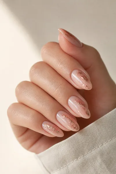 Beispiel-Hand mit Foil / Folie-Maniküre